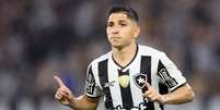  Foto: Vitor Silva/Botafogo - Legenda: Savarino é um dos remanescentes do Botafogo-2024 / Jogada10