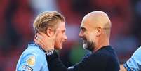 Guradiola e o carinho com De Bruyne, astro em um de seus últimos jogos pelo City e que teve bela atuação, com gol e assistência    Foto: Carl Recine/Getty Images / Jogada10