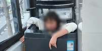 Crian&ccedil;a fica presa em m&aacute;quina de lavar  Foto: Reprodu&ccedil;&atilde;o