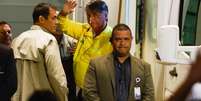 O ex-presidente Jair Bolsonaro (PL) acena a apoiadores ao chegar ao Hospital DF Star em Brasília.  Foto: Wilton Junior/Estadão / Estadão