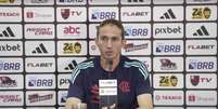 Reprodução - Legenda: Filipe Luís em coletiva após vitória do Flamengo sobre o Grêmio  Foto: Jogada10