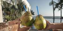 Entenda se quem tem pressão alta pode tomar água de coco  Foto: Freepik