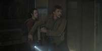 Ellie (à esquerda) e Joel (à direita) são os dois personagens principais da série The Last of Us  Foto: Liane Hentscher/HBO / BBC News Brasil
