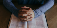 Mulher é confundida com miliciano e morre baleada enquanto fazia oração com grupo religioso  Foto: Foto de Patrick Fore na Unsplash / Contigo