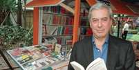 O escritor Mario Vargas Llosa em foto tirada em novembro de 1997, em Porto Alegre  Foto: Edison Vara/Estad&atilde;o / Estad&atilde;o