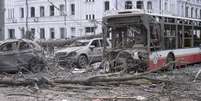 Ônibus de passageiros destruído por explosão de míssil russo no centro de Sumy, na região nordeste da Ucrânia.  Foto: AP - Volodymyr Hordiienko / RFI