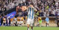 Foto: Clive Brunskill/Getty Images - Legenda: Campeão do mundo com a Argentina, Gonzalo Montiel, acusa advogado de fraude / Jogada10