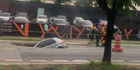 Veículo dentro de buraco na Avenida Assis Ribeiro  Foto: Instagram/@venhaqueeusoudapenhaoficial / Reprodução
