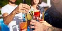 Essa geração parece mais preocupada com saúde mental, bem-estar e equilíbrio do que com beber.  Foto: istock
