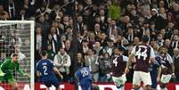  Foto: Dan Mullan/Getty Images - Legenda: Momento do gol marcado por Ezri Konsa no jogaço entre Aston Villa e PSG / Jogada10