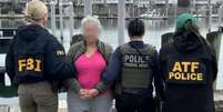 Agentes do ICE, o Serviço de Imigração dos Estados Unidos, e do FBI, prendem brasileira acusada de crimes sexuais contra uma criança  Foto: Reprodução/Serviço de Imigração dos Estados Unidos