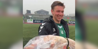 Eleito craque da partida, jogador recebe leitão assado como prêmio na Noruega  Foto: Reprodução