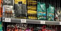 Prateleira com várias marcas de café recebe proteção especial em supermercado de São Paulo.  Foto: Márcia De Chiara/Estadão
