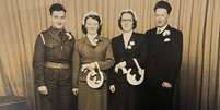 Tommy Budge, Thelma Budge, Violet Flett e Leslie Flett no dia do casamento duplo  Foto: Arquivo pessoal / BBC News Brasil