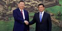 O primeiro-ministro do Camboja, Hun Manet, (à direita) e o presidente da China, Xi Jinping, assinaram 37 acordos no Palácio da Paz, em Phnom Penh, nesta quinta-feira, 17 de abril de 2025.  Foto: © AFP / RFI