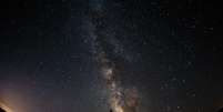 Pessoa olhando para o céu noturno  Foto: Getty Images / BBC News Brasil