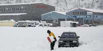 Moradores na Suíça, Itália e França foram surpreendidos pela neve em plena Primavera nesta quinta-feira (17)  Foto: AFP - FABRICE COFFRINI / RFI