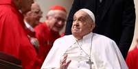 Papa Francisco cumprimenta os cardeais ao aparecer inesperadamente ao final da missa do Domingo de Ramos na Praça de São Pedro, no Vaticano, no dia 13 de abril de 2025 Foto: REUTERS/Yara Nardi