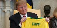 Trump em uma foto de 2019, em seu primeiro mandato, quando recebeu uma camisa do Brasil, presente do ex-presidente Jair Bolsonaro (PL)  Foto: Pool / GettyImages