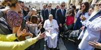 Papa fez apari&ccedil;&atilde;o p&uacute;blica na Pra&ccedil;a S&atilde;o Pedro em 6 de abril, ap&oacute;s longa interna&ccedil;&atilde;o.  Foto: &copy; Vatican Media / AP / RFI