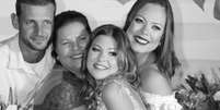 Sobrinha de Xuxa, Nikki Meneghel revela morte da mãe nove anos após perda do pai: 'Parte de mim foi você você' - na fotos, modelo com a mãe e os irmãos em sua festa de 14 anos.  Foto: AGNews / Purepeople