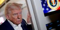 O presidente Donald Trump a bordo do Air Force One a caminho do aeroporto de Palm Beach, na Fórida. Ele continua jogando golfe nos fins de semana, sem levar em consideração que os EUA podem perder a guerra comecral contra a China.  Foto: REUTERS - Nathan Howard / RFI