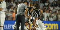  Foto: Pedro Souza / Atlético - Legenda: Neymar sofre lesão durante jogo entre Santos e Atlético, na Vila Belmiro / Jogada10