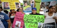 Familiares de migrantes venezolanos deportados dos Estados Unidos a uma prisão de segurança máxiam em El Salvador mostram cartazes durante uma manifestação em frente ao edifício das Nações Unidas em Caracas em 9 de abril de 2025.  Foto: AFP - JUAN BARRETO / RFI