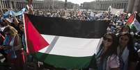 Bandeiras da Palestina em missa na Praça São Pedro, no Vaticano, em maio de 2015  Foto: ANSA / Ansa - Brasil
