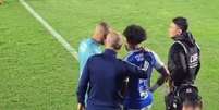  Foto: Reprodução - Legenda: Torcedores provocam Gabigol em derrota do Cruzeiro / Jogada10