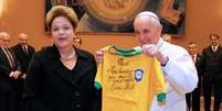 Em 2014, no Vaticano, o papa Francisco recebeu da presidente brasileira Dilma Rousseff uma camisa assinada por Pelé.  Foto: © ROBERTO STUCKERT FILHO / Brazilian Presidency/AFP/Archives / RFI