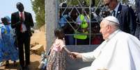 Papa Francisco cumprimenta uma menina do lado de fora da Catedral de Santa Teresa,durante viagem apostólica a Juba, no Sudão do Sul, em 4 de fevereiro de 2023.  Foto: via REUTERS - VATICAN MEDIA / RFI