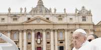 O papa Francisco fez sua última aparição pública no Vaticano neste domingo, 20 de abril de 2025.  Foto: © AP/Andrew Medichini / RFI