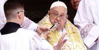 O papa Francisco destacou vários conflitos espalhados pelo mundo em sua tradicional mensagem de Páscoa, lida por um assistente  Foto: Reuters / BBC News Brasil