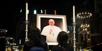 Em Londres, na Inglaterra, fiéis homenageiam papa Francisco, que morreu nesta segunda-feira, 21  Foto: Getty Images