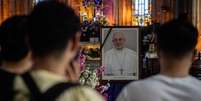 Em Istambul, na Turquia, fiéis homenageiam papa Francisco, que morreu nesta segunda-feira, 21  Foto: Getty Images