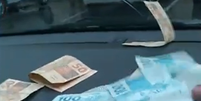Golpista gravou vídeo fazendo deboche com o dinheiro das vítimas  Foto: Reprodução/Fantástico