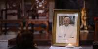 Fiéis compareceram à Basília de São José das Flores, onde Francisco costumava ministrar missas  Foto: Anadolu/GettyImages