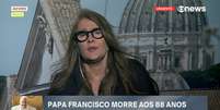 Ilze Scamparini na primeira entrada ao vivo na GloboNews para comentar a morte do papa Francisco  Foto: Reprodução/TV