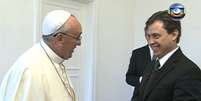 O papa Francisco com o repórter Gerson Camarotti na gravação para a Globo e GloboNews em 2013  Foto: Reprodução/Globoplay