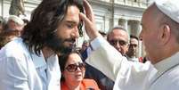 Francisco deu a benção ao ator Rodrigo Santoro entre os milhares de fiéis no Vaticano  Foto: Reprodução
