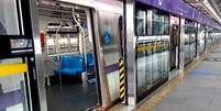 Rampa dobrável é usada para embarque e desembarque de pessoas e cadeiras de rodas na Linha 5-Lilás do Metrô de São Paulo.  Foto: Divulgação / ViaMobilidade. / Estadão