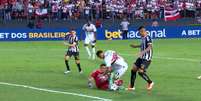 Momento do possível pênalti de Gabriel Brazão em Matheus Alves.   Foto: Reprodução/CBF / Esporte News Mundo