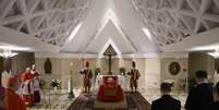 O papa Francisco em seu caixão aberto, vestido com uma túnica vermelha, com a mitra papal na cabeça e um rosário na mão  Foto: EPA / BBC News Brasil