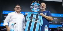 Mano Menezes em apresentação pelo Grêmio.   Foto: Lucas Uebel/GFBPA / Esporte News Mundo