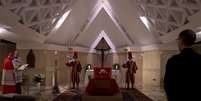 Rito fúnebre com corpo do papa Francisco na Casa Santa Marta, no Vaticano, na noite de segunda-feira, 21  Foto: Reprodução/Vatican Media