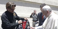 Papa Francisco recebeu jaqueta de couro da marca Harley-Davidson em 2013  Foto: Divulgação/Vaticano