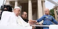 O papa Francisco recebeu o abraço do povo em um passeio pelo papamóvel no Domingo de Páscoa, 20  Foto: Vatican Media