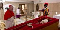 Papa Francisco em um caixão simples de madeira com forro vermelho.  Foto: Divulgação/Vaticano