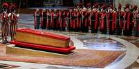 Guarda Suíça do Vaticano monta guarda ao lado do caixão do papa Francisco na Basílica de São Pedro  Foto: DW / Deutsche Welle